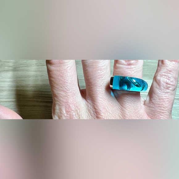 Designer Guess Collection Sterling Silver Blue Resin Hawaiian Hook Ring, Size 6 - Picture 8 of 11